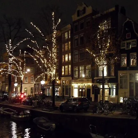 Spacious At Park And Museum Διαμέρισμα