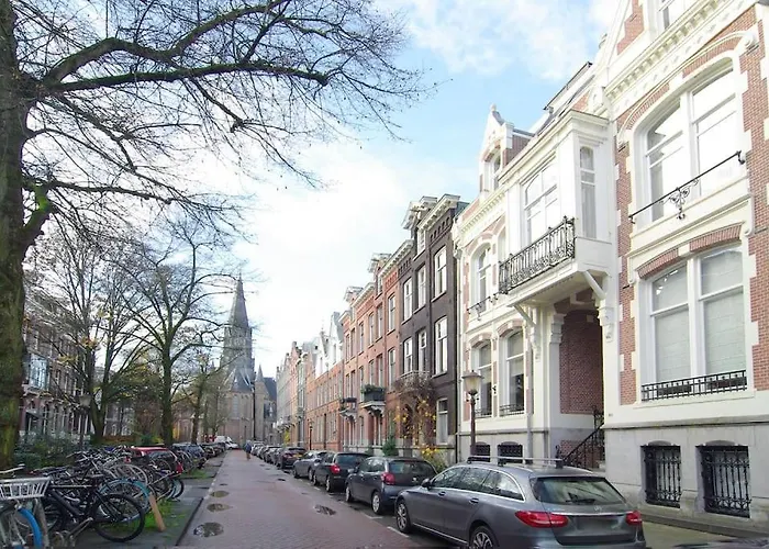 Spacious At Park And Museum *